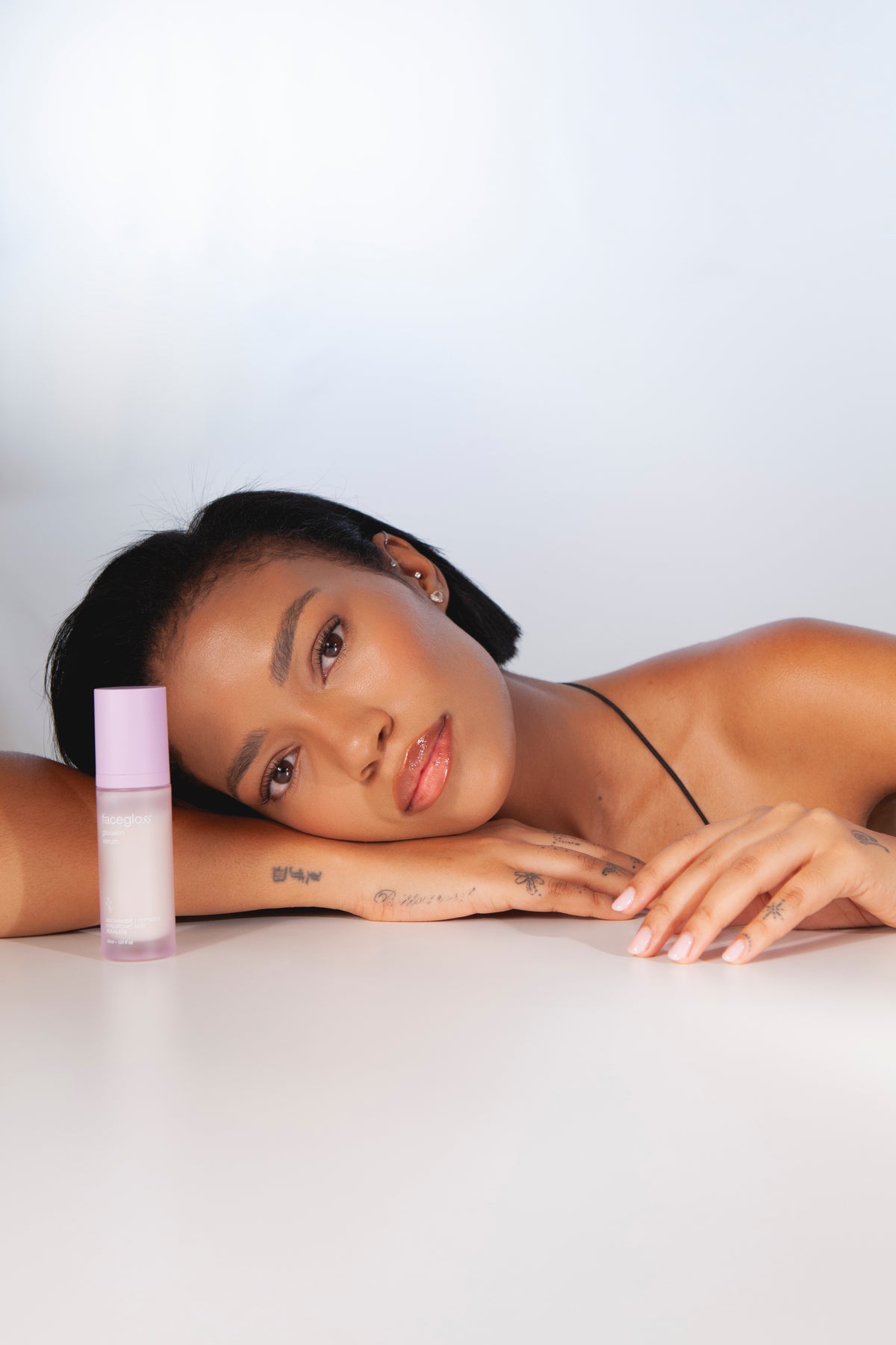 Modelo con Glasskin serum de Facegloss